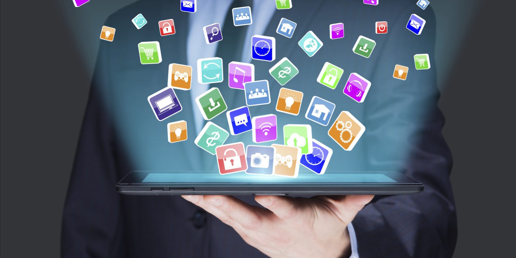 agencia SEO en Valencia – tablet con traje agencia SEO en Valencia - tablet con traje