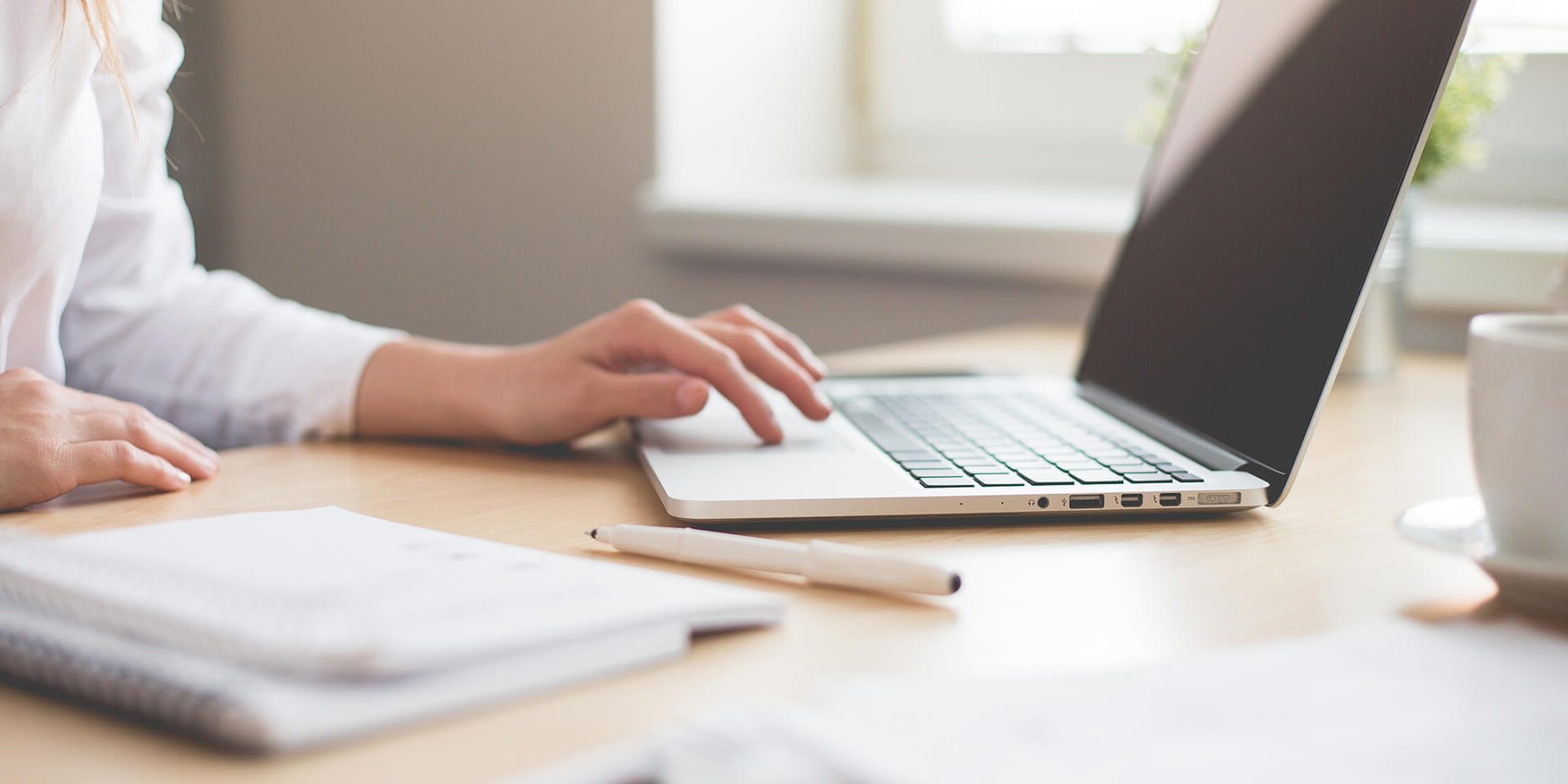 Posicionamiento SEO – mujer buscando Posicionamiento SEO - mujer buscando