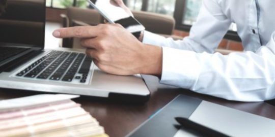 agencia seo en Valencia - portátil