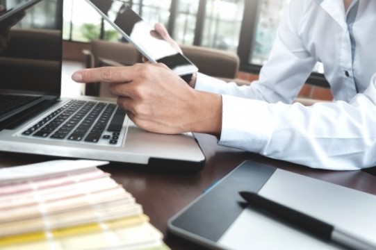 agencia seo en Valencia - portátil