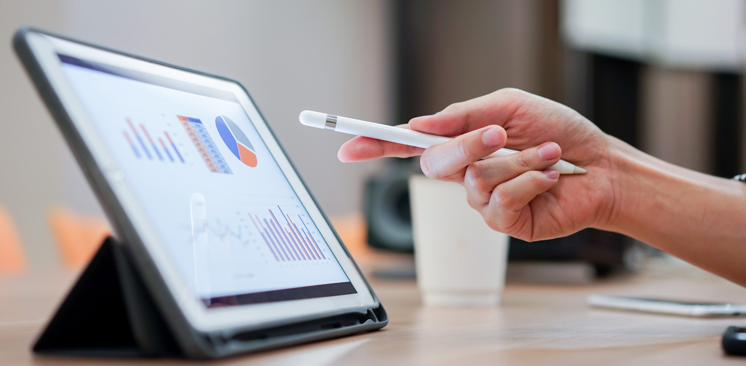 posicionamiento seo - tablet y lapiz digital