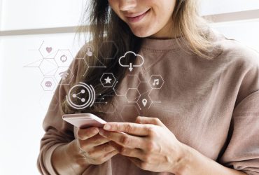 posicionamiento sem en Valencia - rmujer viendo su telefono