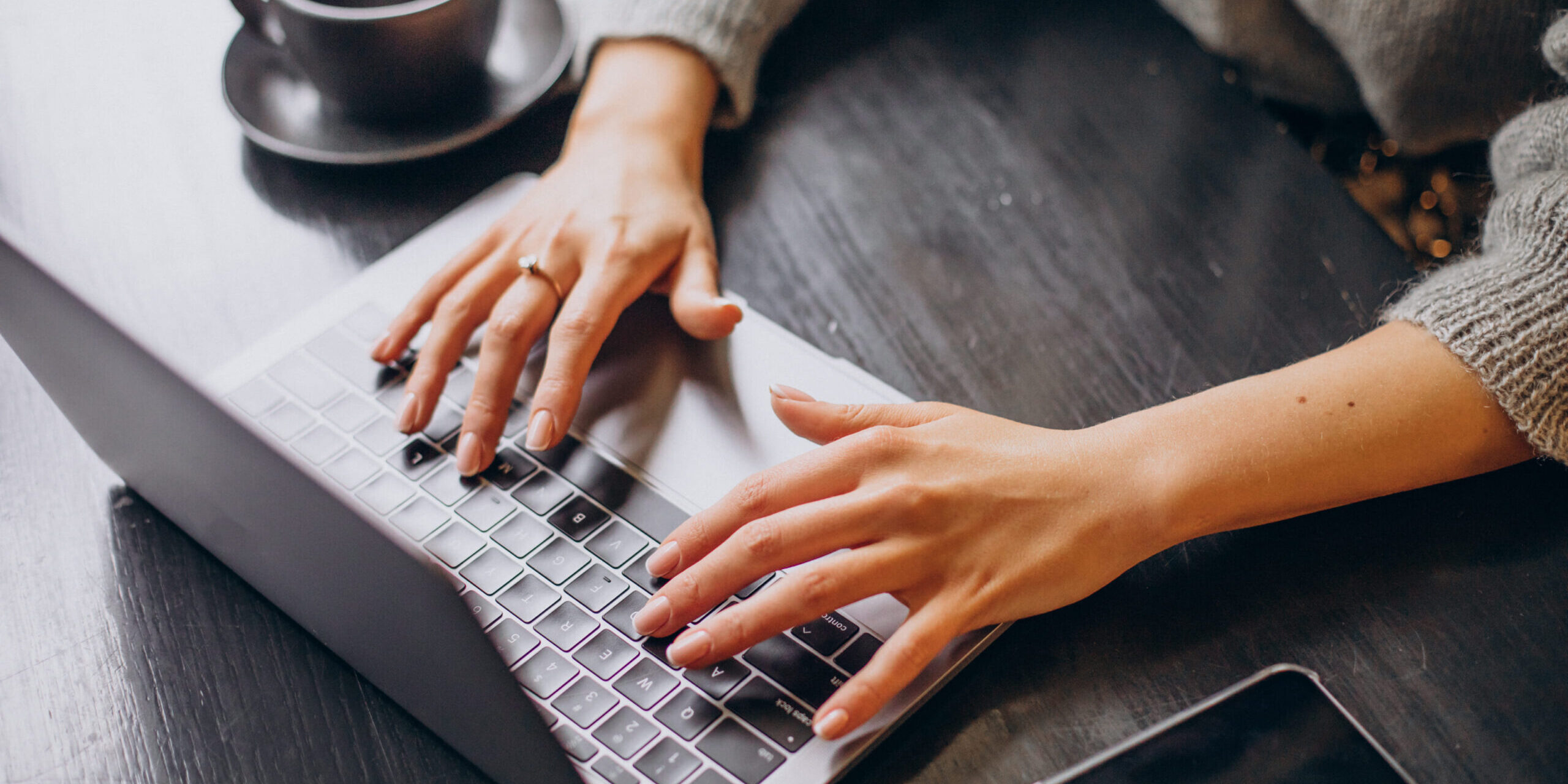 expertos en posicionamiento seo en valencia – profesional trabajando expertos en posicionamiento seo en valencia - profesional trabajando