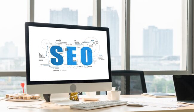 tarifas SEO en Valencia - pc con portada SEO blanco azul