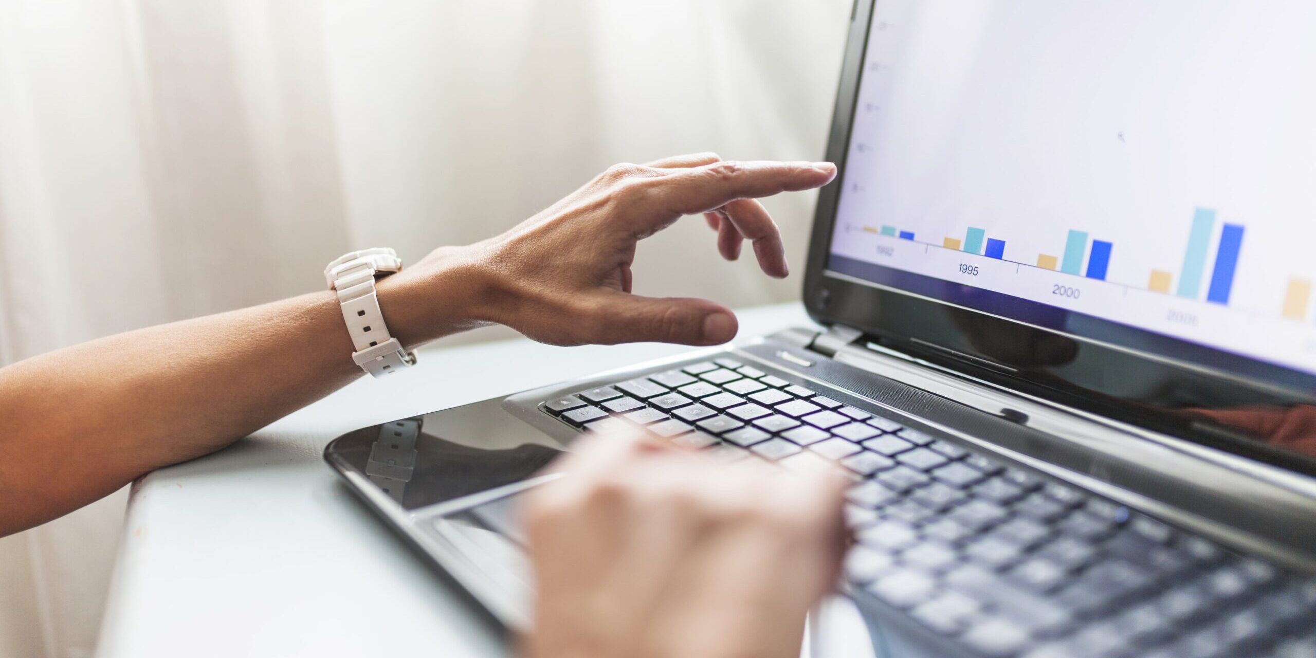 precio posicionamiento seo en valencia - ordenado con reloj blanco