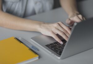 presupuesto servicios de seo en valencia - escribiendo teclado